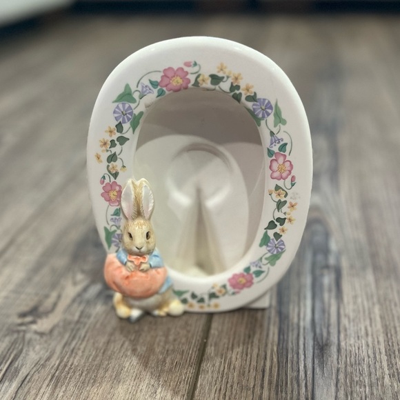 Schmid Beatrix Potter Petter Rabbit 1990 Porcelain Bunny Photo Frame w/ Flowers - Picture 1 of 3
